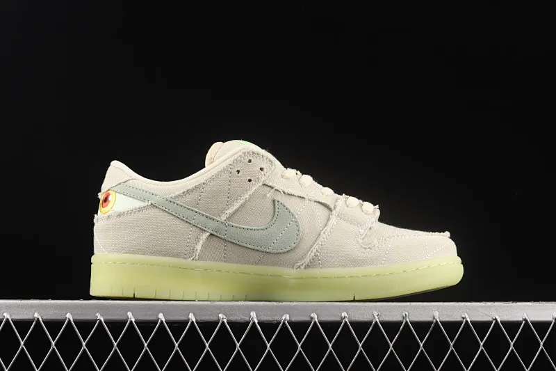 All categories Nk SB Dunk Series Nk SB Dunk Low low-top sneakers F version Nk SB Dunk Low "Mummy" "Mummy" luminous SB smashing backboard fashion casual sneakers DM0774-111